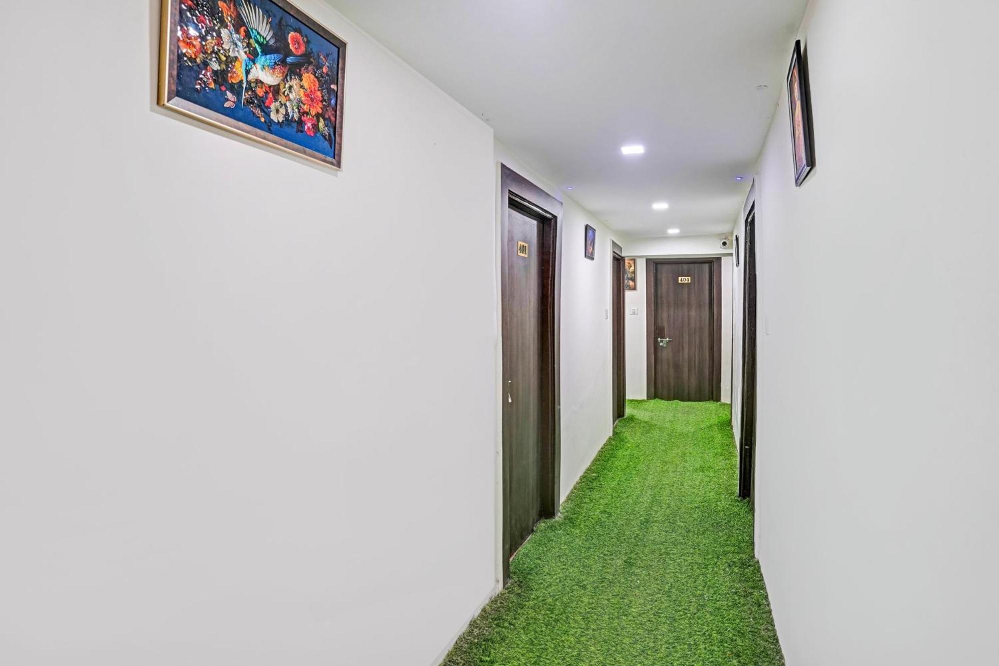Super Hotel O Navrangpura Cg Road Formerly Hotel Yugraj Ahmedabad Ngoại thất bức ảnh