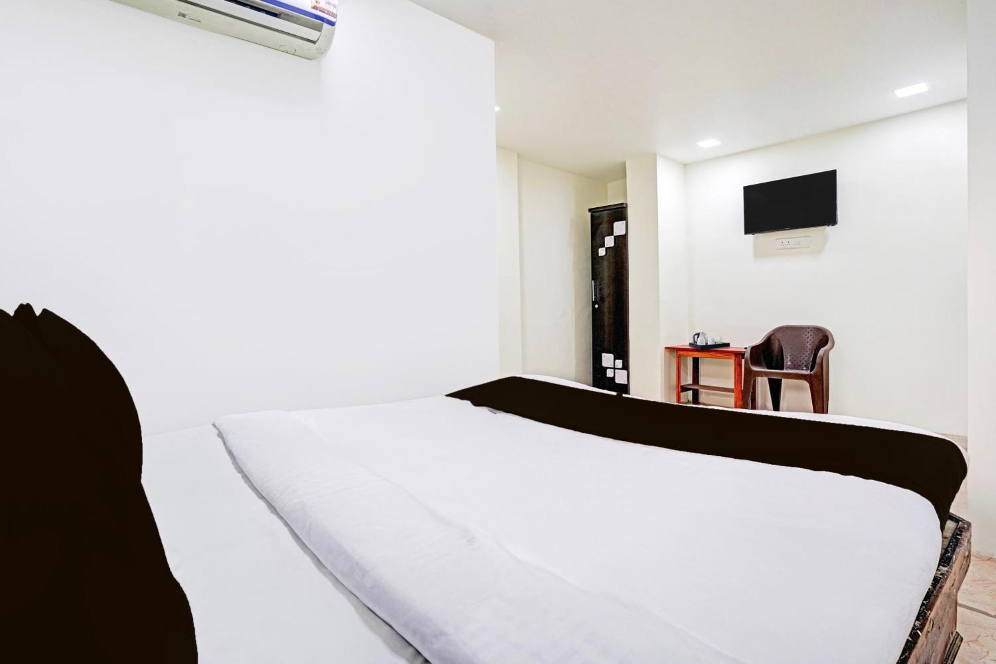 Super Hotel O Navrangpura Cg Road Formerly Hotel Yugraj Ahmedabad Ngoại thất bức ảnh