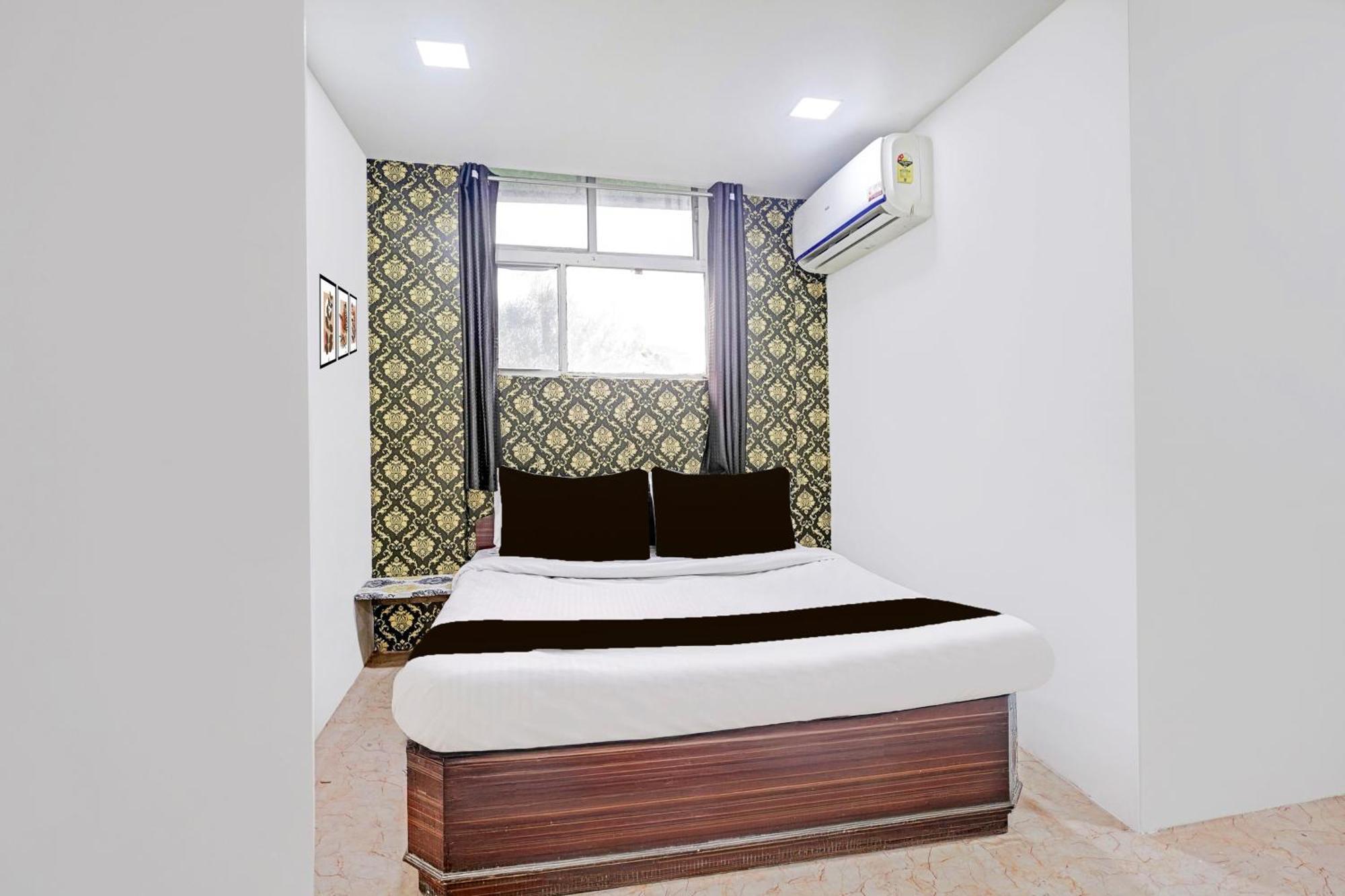 Super Hotel O Navrangpura Cg Road Formerly Hotel Yugraj Ahmedabad Ngoại thất bức ảnh