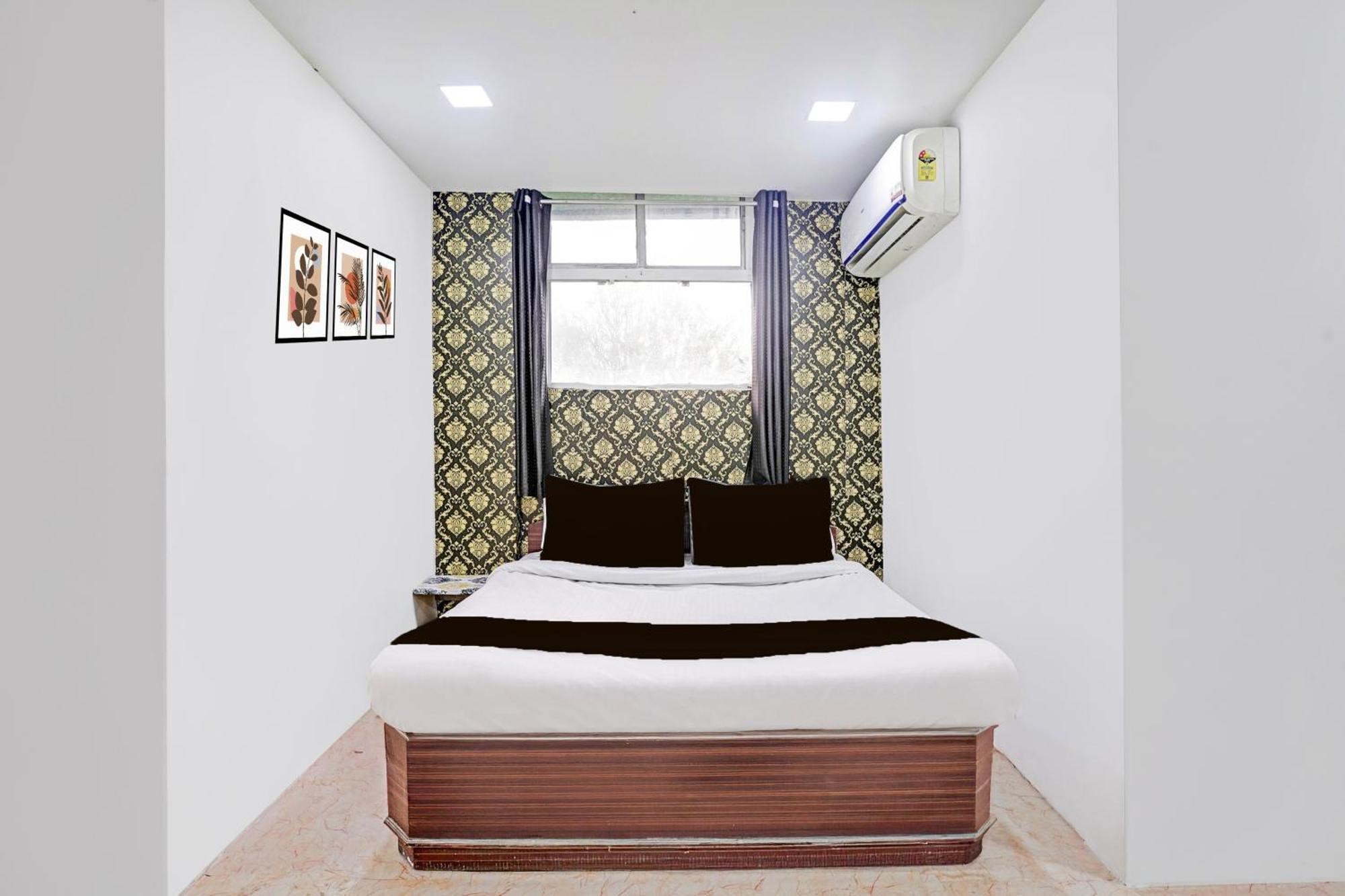 Super Hotel O Navrangpura Cg Road Formerly Hotel Yugraj Ahmedabad Ngoại thất bức ảnh