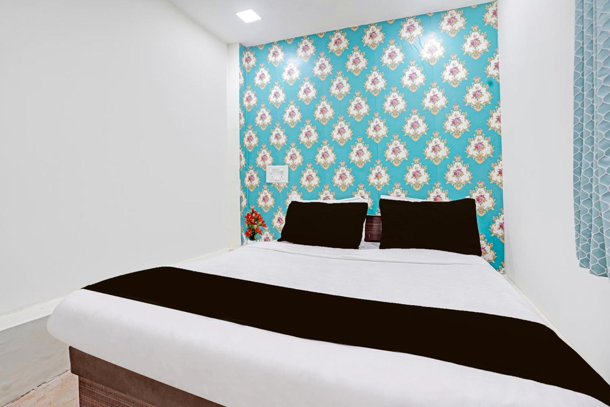 Super Hotel O Navrangpura Cg Road Formerly Hotel Yugraj Ahmedabad Ngoại thất bức ảnh