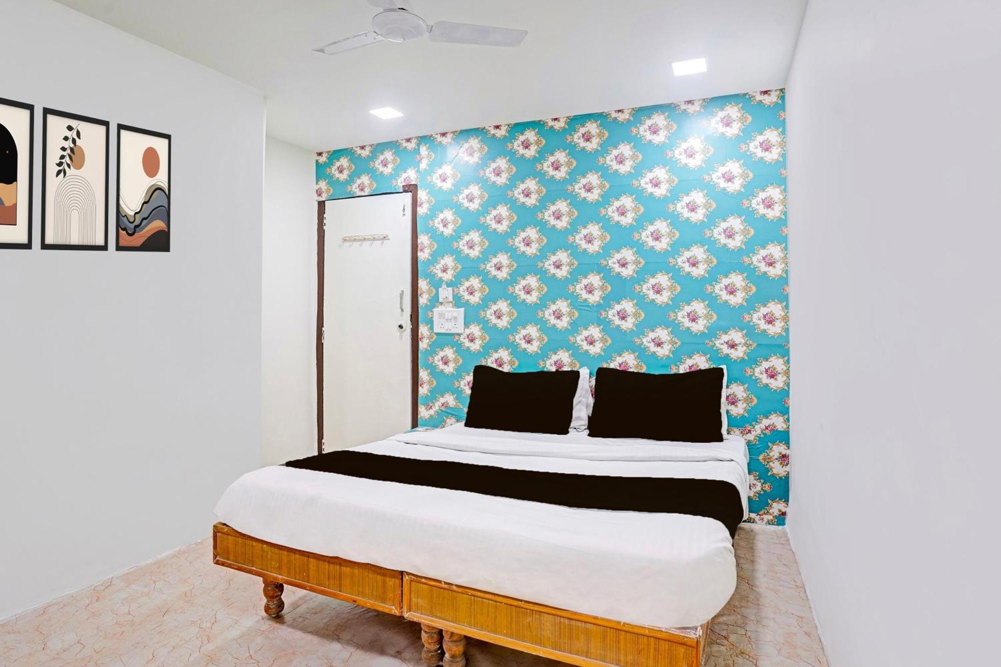 Super Hotel O Navrangpura Cg Road Formerly Hotel Yugraj Ahmedabad Ngoại thất bức ảnh