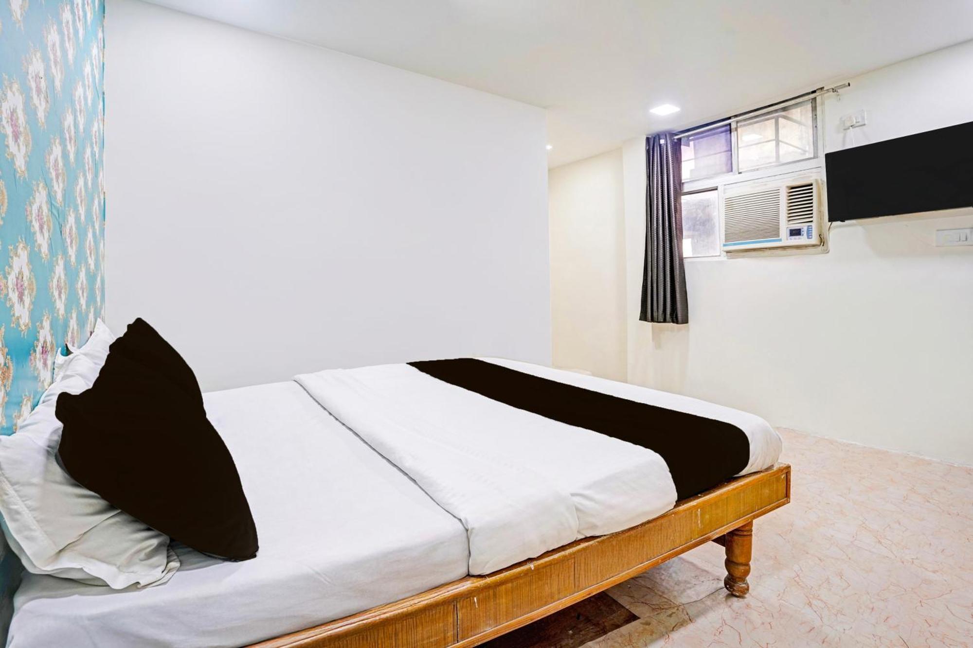 Super Hotel O Navrangpura Cg Road Formerly Hotel Yugraj Ahmedabad Ngoại thất bức ảnh